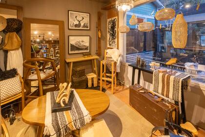 Sol trabaja con artesanos de San Martín, comunidades cercanas y creadores de otras provincias, siempre seleccionando por la calidad y la afinidad con la propuesta estética del espacio.