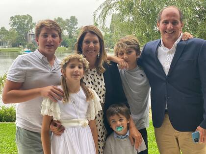 Sol y Christian con sus cuatro hijos