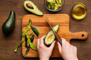 Sola, con un chorrito de limón o aceite de oliva, la palta es un aliado de la alimentación saludable.