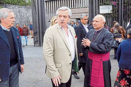 Solá, Fernández y, detrás, Fabiola Yáñez, al salir de la Basílica de Guadalupe