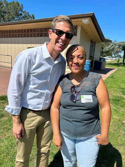 Solache se fotografió en reiteradas ocasiones con el congresista Mike Levin