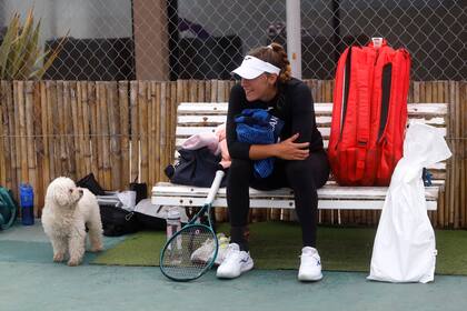 Solana, en una pausa del entrenamiento en Santa Clara del Mar, teniendo la atención de Tino, el caniche de siete años de la familia Sierra