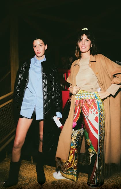 Solana Gassiebayle (con trench y pantalón estampado) junto a su hija, Carmen Aguirre.