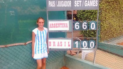 Solana Sierra, de chica, jugando para la Argentina, tras una competencia ante Brasil