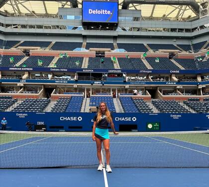 Solana Sierra en el Arthur Ashe del US Open, el estadio de tenis más grande del mundo; el año pasado superó la qualy y cayó en la primera ronda del main draw neoyorquino