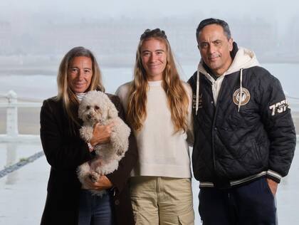 Solana Sierra, en su regreso a Mar del Plata después de cuatro meses, junto con su mamá Marta y su papá Omar, además del mimado Tino, el perro caniche de la familia