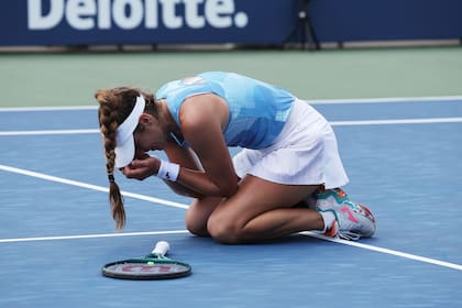Solana Sierra remontó un 1-6 y 0-4, ganó en tres sets y se clasificó por primera vez al cuadro principal de un Grand Slam; se dejó caer sobre el cemento llevada por la emoción al final del partido de este jueves.