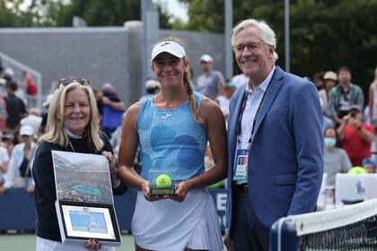 Solana Sierra se clasificó por primera vez al cuadro principal del US Open y recibió un reconocimiento de Stacy Allaster, CEO del Abierto, y Brian Hainline, el presidente de la USTA; la marplatense jugará su primer Grand Slam.