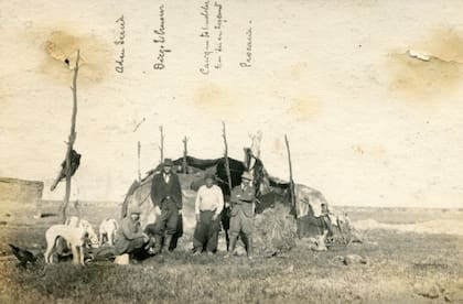 Solanet junto al cacique tehuelche Juan Schakmatr en la Patagonia de donde rescató una manada de caballos criollos