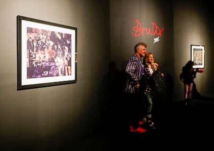 Solari creó con un iPad collages digitales impresos en papel fotográfico