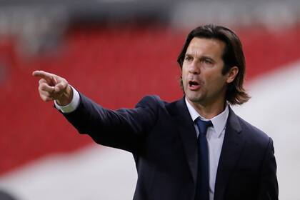 Solari vivió experiencias por buena parte del mundo, desde muy joven, acompañando a su padre Eduardo en tiempos de entrenador; “Tomarse a uno mismo demasiado en serio es casi siempre una tontería”, evalúa, hoy, sobre el peso y la influencia de las redes sociales