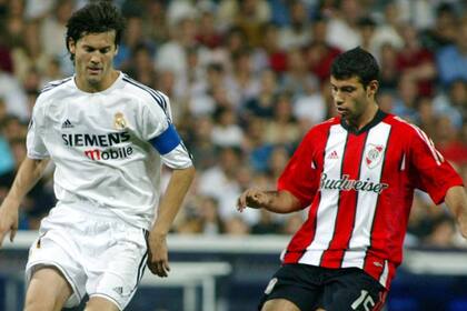 Santiago Solari disputa la pelota con Javier Mascherano en el partido que Real Madrid jugó frente a River River Plate, en el estadio Santiago Bernabéu en 2003, en homenaje al 50 aniversario del debut de Alfredo Di Stéfano en el conjunto merengue