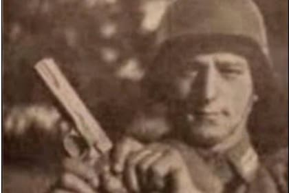 Soldado argentino exhibiendo un Ballester Molina, en la década del '40