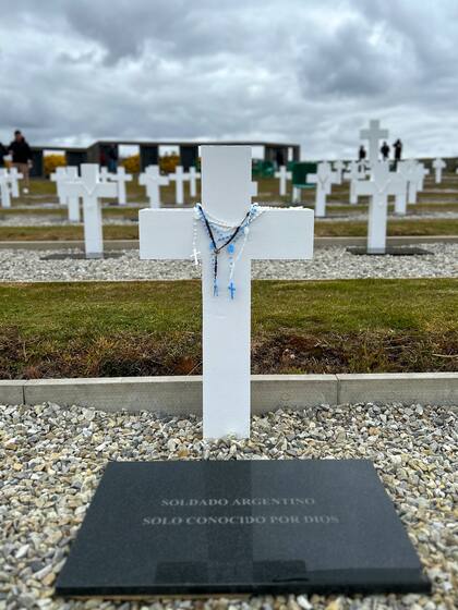 "Soldado argentino solo conocido por Dios’: esta placa identifica las tumbas de los combatientes caídos en Malvinas cuyos nombres aún permanecen desconocidos