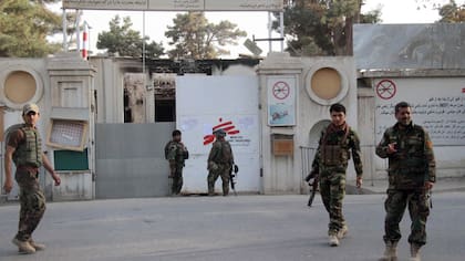 Soldados afganos custodian la entrada de un hospital de Médicos Sin Fronteras, en Kunduz, luego de retomar el control de la ciudad