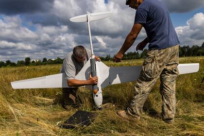 Soldados agregan una bomba de fogueo a un dron en las afueras de Kiev (David Guttenfelder/The New York Times)