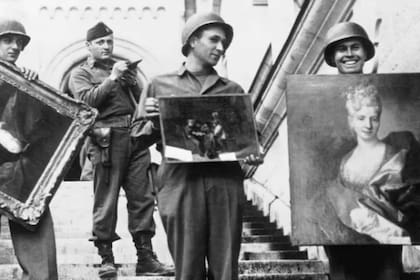 Soldados aliados recuperan obras de arte en un castillo de Baviera; al fondo, el capitán James Rorimer