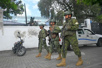 Soldados ante la embajada de México en Quito. (Rodrigo BUENDIA / AFP)