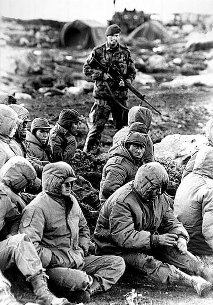Junio de 1982: soldados argentinos son vigilados por un soldado británico tras el cese del fuego en la Guerra de las Malvinas