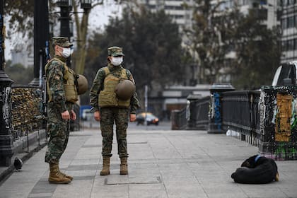 Soldados chilenos custodian las calles en Santiago, Chile, el 27 de marzo de 2020