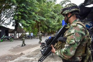 Soldados colombianos patrullan la frontera con Venezuela