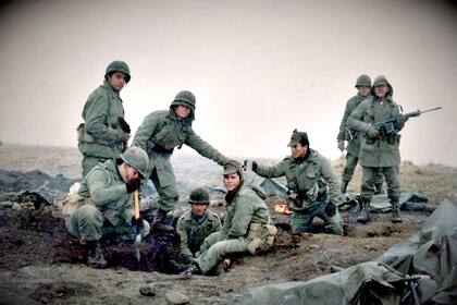 Soldados conscriptos en las bases militares del litoral marítimo patagónico, durante la guerra de 1982