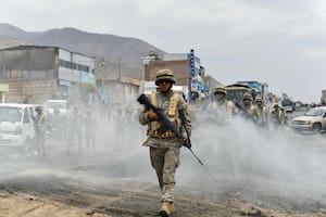 Tensión en Perú: decretan un toque de queda en 15 provincias mientras aumenta la violencia y ya hay 15 muertos