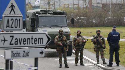 Soldados custodian las cercanías del aeropuerto de Bruselas tras los atentados