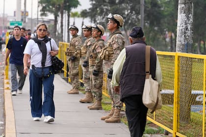 Soldados custodian un puente en Lima, como parte del estado de emergencia