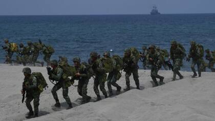 Soldados de Filipinas participan en maniobras militares con fuerzas de Estados Unidos en el mar Meridional de China