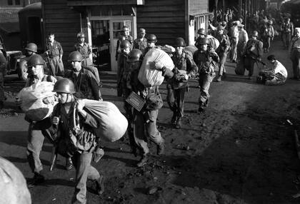 Soldados de infantería estadounidenses salen de la estación de ferrocarril en Taejon en Corea del Sur, con rumbo al frente de batalla contra Corea del Norte, 5 de julio de 1950.