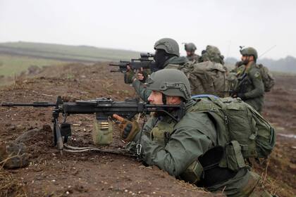 Soldados de la 6ª brigada de infantería del ejército israelí participan en un ejercicio de coordinación de asalto cerca de Moshav Kidmat Tsvi, en los Altos del Golán anexionados por Israel, el 7 de diciembre de 2023, en medio de las continuas tensiones transfronterizas mientras prosiguen los combates con militantes de Hamás en el sur de la Franja de Gaza. (Foto de jalaa marey / AFP)