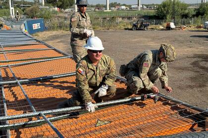 Soldados de la Guardia Nacional de Texas están reforzando las barreras con alambre de púas a lo largo de la frontera sur