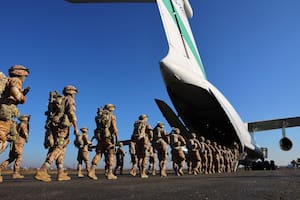 Soldados de la Guardia Revolucionaria de Irán abordan un avión durante un ejercicio militar en el aeropuerto Rasht, en el norte de Irán, en una foto difundida en 2025. (Hossein Zohrevand/Tasnim News Agency via AP)