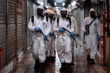 Soldados de la IV Región Militar de las Fuerzas Armadas de Brasil participan en la limpieza y desinfección del Mercado Municipal en Belo Horizonte, estado de Minas Gerais, Brasil, el 18 de agosto de 2020, en medio de la pandemia del coronavirus