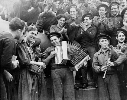 Soldados de marina tocan un instrumento musical a bordo del buque de guerra Jaime I.
