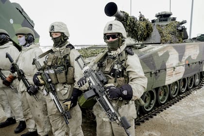 Soldados de Noruega, Suecia y Finlandia se reúnen en la frontera entre los tres países para un ejercicio de entrenamiento de la OTAN, en Kautokeino, Noruega, el 9 de marzo de 2024. (Heiko Junge /NTB Scanpix via AP)