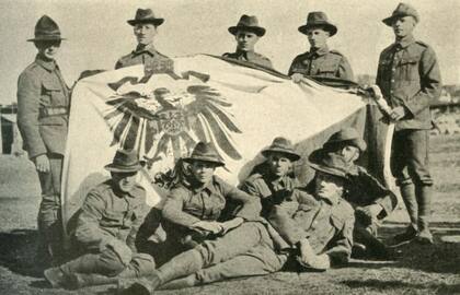 Soldados de Nueva Zelanda tras capturar la Samoa Alemana