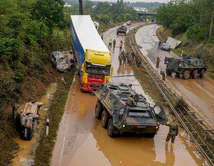 Soldados del ejército alemán trabajan en una ruta en la zona de Erftstadt