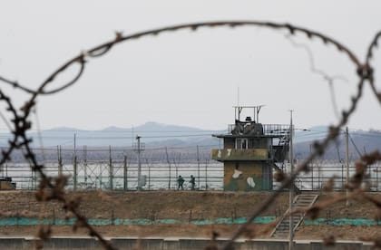 Soldados del ejército de Cortea del Sur patrullan a lo largo de una cerca de alambre de espino en Paju, cerca de la frontera con Corea del Norte, en Corea del Sur