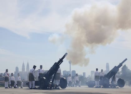 Soldados del ejército disparan cañones durante una ceremonia de bienvenida del decimoséptimo rey de Malasia, el sultán Ibrahim Iskandar, en el Palacio Nacional de Kuala Lumpur, Malasia, el miércoles 31 de enero de 2024.