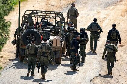 Soldados del ejército israelí se congregan en la frontera con Líbano, en la Alta Galilea, al norte de Israel, el 16 de marzo de 2026