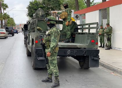 Soldados del Ejército mexicano se preparan para una operación de búsqueda de cuatro ciudadanos de Estados Unidos secuestrados por hombres armados en Matamoros, México