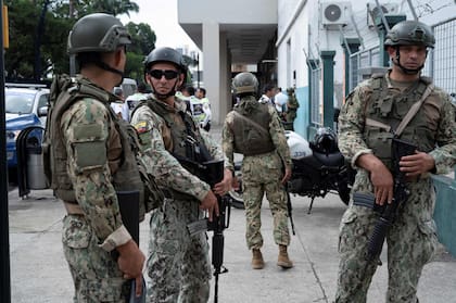 Soldados del ejército patrullan el centro histórico de Guayaquil, Ecuador el 12 de enero de 2024 en el marco de un operativo militar y policial contra la violencia generada por grupos criminales