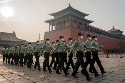 Soldados del Ejército Popular de Liberación marchan junto a la entrada de la Ciudad Prohibida durante la ceremonia de apertura.