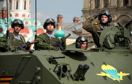 Soldados del ejército ruso en un vehículo militar rodando durante un ensayo general para el desfile militar del Día de la Victoria en Moscú, Rusia, el sábado 7 de mayo de 2022. El desfile tendrá lugar en la Plaza Roja de Moscú el 9 de mayo para celebrar los 77 años de la victoria en la Segunda Guerra Mundia