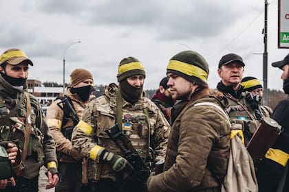 Soldados del Ejército ucraniano en Irpin, Ucrania
