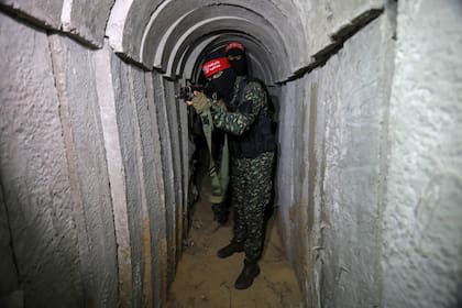 Soldados del Frente Democrático para la Liberación de Palestina (FDLP), una organización política y paramilitar palestina, custodian los túneles en previsión de posibles ataques israelíes en la Ciudad de Gaza, el 19 de mayo de 2023.