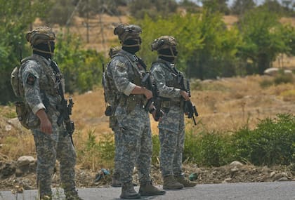 Soldados del gobierno regional kurdo antes de la ceremonia simbólica de desarme del grupo separatista Partido de los Trabajadores de Kurdistán, el 11 de julio de 2025, en el distrito de Sulaymaniyah, Irak