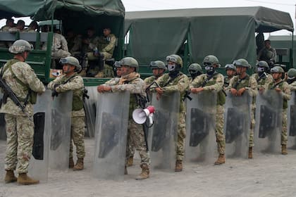 Soldados desplegados a lo largo de la autopista Panamericana en Barrio Chino en las cercanías de Ica, Perú, el 31 de enero pasado